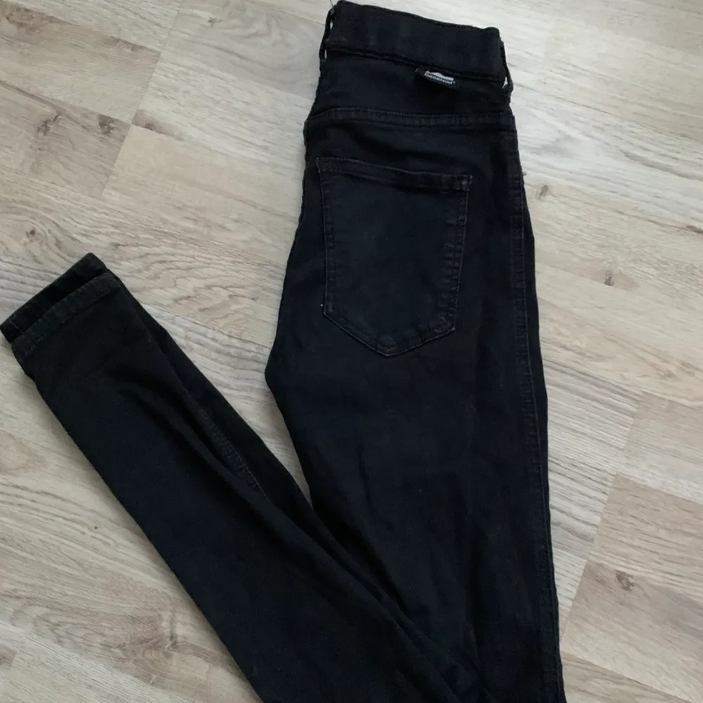 Svarta skinny jeans ifrån Dr.denim. Finns en vit fläck på ena byxbenet. Nypris 399kr. Jeans & Byxor.