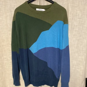 Färgglad stickad tröja  - Färgglad bekväm tröja från dedicated. Nypris 900kr
