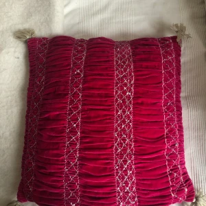 OddMolly - Oddmollykudde med trasig dragkedja Skick: som ny (dock trasig dragkedja)