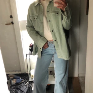Jeans jacka - Säljer min gröna jeansjacka från Zara. Jag är 168, se bilden för passform på mig.  Storlek XS.
