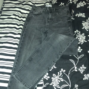Zara jeans  - Har köpt dem för en månad sen dem har dock inte använts så många gånger säljer dem för dem inte passar mig perfekt 