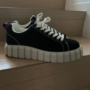 Eytes skor - Säljer mina nya Eytes skor då jag ångrar att jag köpte dom. Helt nya, kommer med låda och ett par svarta snören till. Priset kan förhandlas❤️❤️