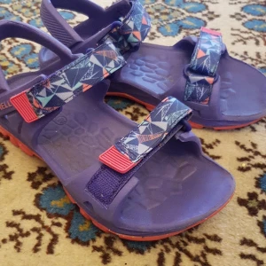 Lilla samdalet  - Fina lila sommarskor har en rosa undersida och cardboardband och en sjön sula