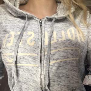 Säljer nu min gråa hollister hoddie då jag inte andvänder den längre. Inga synliga skador förutom lite missfärgad text. (KLICKA INTE PÅ KÖP NU)