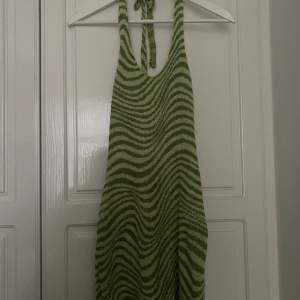 Oanvänd grönrandig klänning från H&M, halterneck och stickad, köpare står för frakt⭐️