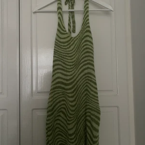 Grön festklänning H&M - Oanvänd grönrandig klänning från H&M, halterneck och stickad, köpare står för frakt⭐️