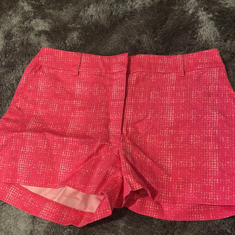 Ett par skit coola shorts i färgen rosa Storlek 36 Pris kan diskuteras  Tryck ej på köp direkt . Shorts.