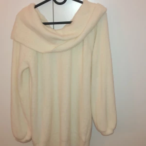 Stickad fullödig beige tröja  - Säljer denna långärmade, beigea tröja från Gina Tricot för 200 kr. Denna tröja är en L men passar riktigt bra på de som har S elr M. Denna tröja är väldigt varm så passar perfekt för värdet nu. Köparen står tyvärr för frakt 🫶🏼.