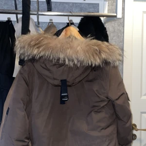 Canada goose  - Hej säljer min canada goose vinter jacka då den inte andvänds. Skick bra!  Jackan är väldigt tät och varm använt den en gång. Ni kan buda!