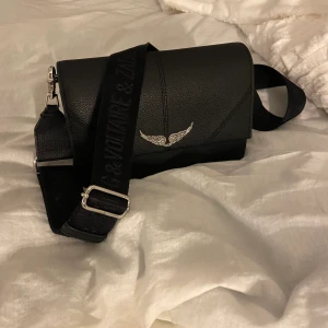 zadig väska  - säljer denna väska från zadig, använd fåtal gånger och den är i väldigt bra skick. jag köpte den ny för 2500kr, dustbag och påse finns kvar från köpet och tror även jag har kvar prislappen