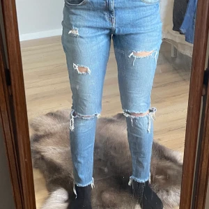 Jeans från river island stl 38  - Jeans i stretch med snygga slitningar tyvärr blivit för stora för mig 