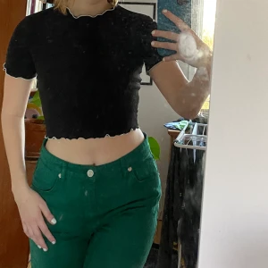 Ribbad croptop med vita detaljer - Jättesöt ribbad crop top med vita detaljer. Jättemjuk och lätt att klä både upp och ned. Strl S men passar både Xs och M