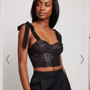 Fest topp  - Säljer denna topp från Na-Kd då jag beställde fel storlek. Helt oanvänd med prislappar och allt kvar. Modellen på bilden bär storlek 36, säljer min i en 38! 