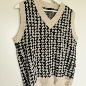 Tjock väst - En tjock väst med hundtandsmönster Strl. L🤍