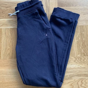 GANT mjukisbyxor stl 158/164 - Ett par fina mjukisbyxor från Gant i marinblått, stl 158/165. Köpta på Gant affären. 9/10