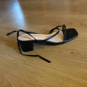 Klackskor - Jätte fina klackskor från shein! Använda 1 gång men inga defekter alls💕💕 sista bilden visar hur de sitter på!