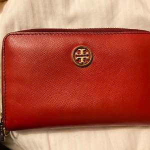 Tory burch plånbok  - Tory burch plånbok använd men i gott skick.  Säljes pga använder ej. 