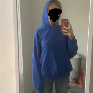 Hoodie - Blå hoodie med så fin passform. Från urbanoutfitters. Min kamera är trasig så ber om ursäkt för dålig kamerakvalitet! <3