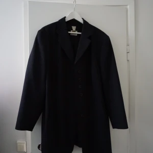 Vintage kavaj - Trevlig blå/vit kavaj i bra skicka utöver att den saknar en knapp. Frakt ingår i pris.  Allt jag säljer vill jag bli av med innan den 20/11 då jag flyttar utomlands, pruta på och om ni vill ha fler saker kan jag lösa paketpris💯