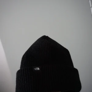 The North Face mössa - Mössa i strålande skick. Frakt ingår i pris.  Allt jag säljer vill jag bli av med innan den 20/11 då jag flyttar utomlands, pruta på och om ni vill ha fler produkter kan jag lösa paketpris💯