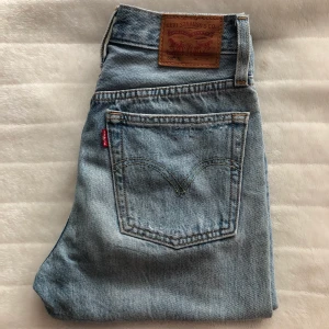 Levis 501 midwaist - Lovefool - Levis 501 midwaist i färgen Lovefool. Storlek 24 i längden 28. Använt ett fåtal gånger men har ej till användning längre. (Pris inkl. frakt)