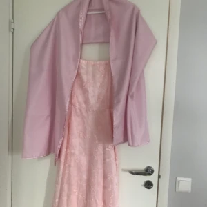 Vila - Väldigt fin klänning och sjal som är använd 1 gång som brudtärne klänp