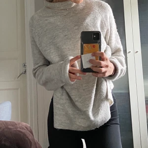 Grå stickad polo tröja - Säljer denna gråa tröjan med polokrage och små slits på sidorna, jätteskönt material och i nyskick! Säljer pga platsbrist🤍 finns i DM för info/bilder, köpare står för frakt 📦 