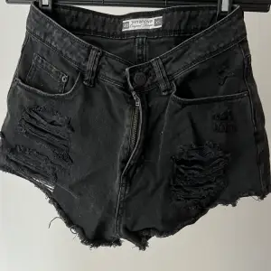 Snygga svarta distressed shorts från terranova. I mycket bra skick och bara använda ett par gånger.   Original pris: 200kr Frakt: 29kr