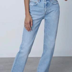 Säljer dessa snygga lågmidjade jeans från Zara som tyvärr inte kommer till användning! 