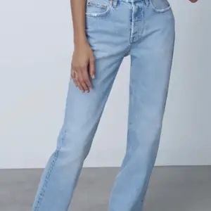 Säljer dessa snygga lågmidjade jeans från Zara som tyvärr inte kommer till användning! 