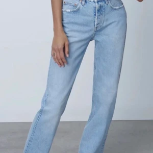 Low Rise Jeans Zara  - Säljer dessa snygga lågmidjade jeans från Zara som tyvärr inte kommer till användning! 