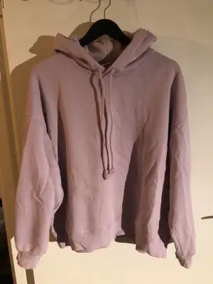 En väldigt skön lila hoodie från h&m. Stl. L vilket gör att jag använt den som oversized, men den är absolut inte för stor. Den är använd men inte jättemycket utan är i bra skick! Hör av dig vid intresse 🥰