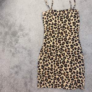 Leopard klänning kort tajt