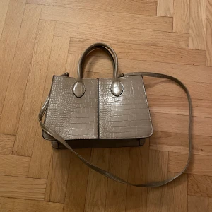 Beige väska - Det är jätte fin beige väska:) den har lagom storlek💕och bra förvaring inuti väskskan ⚡️