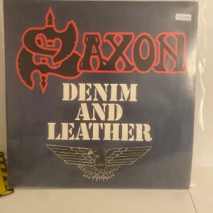 Vinyl skivor! - Säljer två Saxon original pressar. Denim and leather- original från 1981, fint skick och spelar fint utan problem!  Wheels of steel- original från 1980. Spelar fint utan problem! 