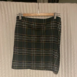 Grön pennkjol storlek M - En väldigt fin kort pennkjol, nästan aldrig andvänd🥰