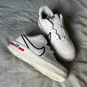 Nike Air force 1 - Nike air force 1, använda några gånger för ca 1 år sedan. Nytvättade och kommer med nytvättade vita snören till. 