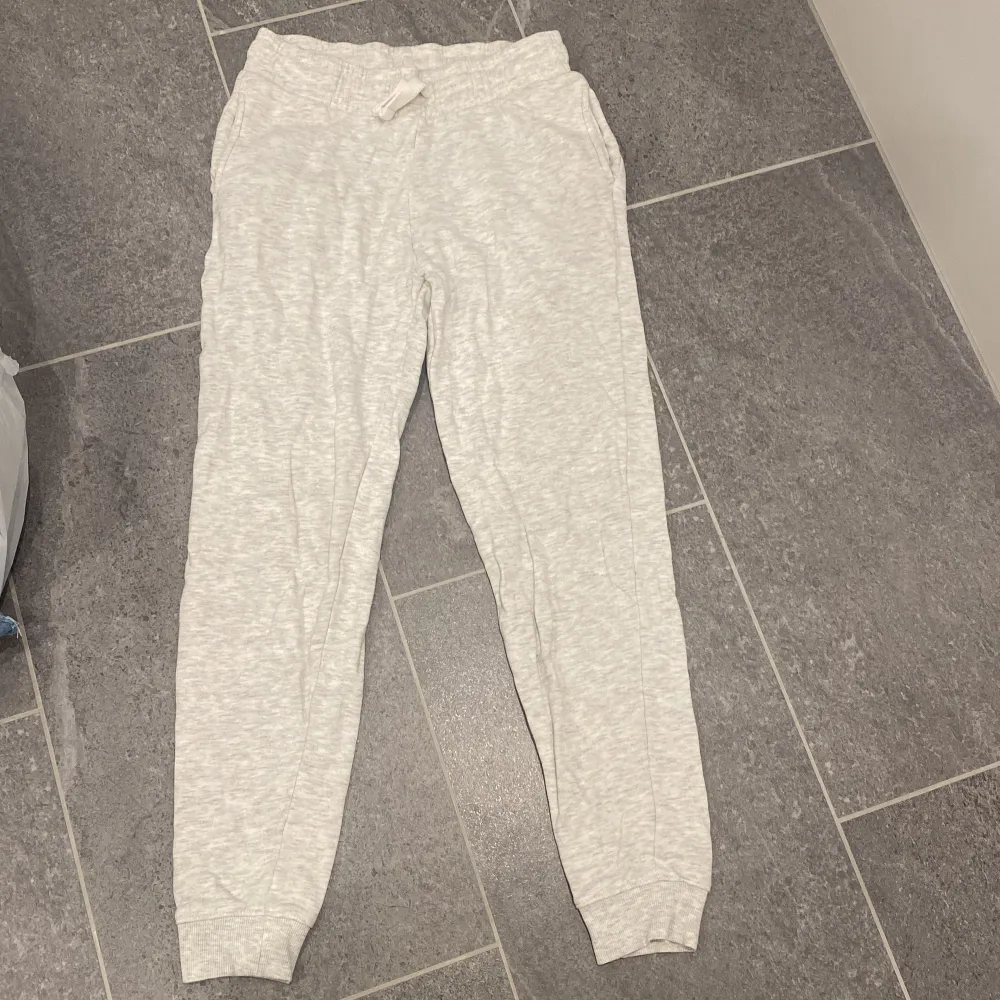 Jättesköna grå/vita mjukisbyxor i strl 146/152. Säljer för att dom blivit för korta för mig. Inga skador, fint skick⭐️. Jeans & Byxor.