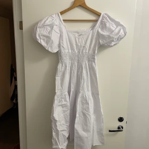 Vit klänning storlek M - Vit klänning storlek M