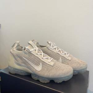 Säljer Nike Vapormax i storlek 38,5 (passar både 38 och 39 då materialet är tyg) för 900kr, köpt för 2500kr från JD sports. Skorna har inga skador eller fläckar och är använda några få gånger. Hör av er för mer detaljerade bilder😊