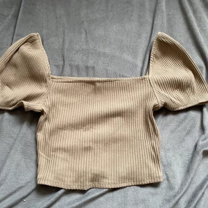 Söt topp - Supersöt topp från HM. Skön och fin passform. Säljer för att jag råkade köpa fel storlek.🌟