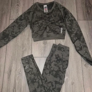 Gymshark Camo  - Säljer detta gröna det från gymshark Camo serie,  nyskick. OBS Tights sålda!!   Topp i S  Köparen står för frakt. 