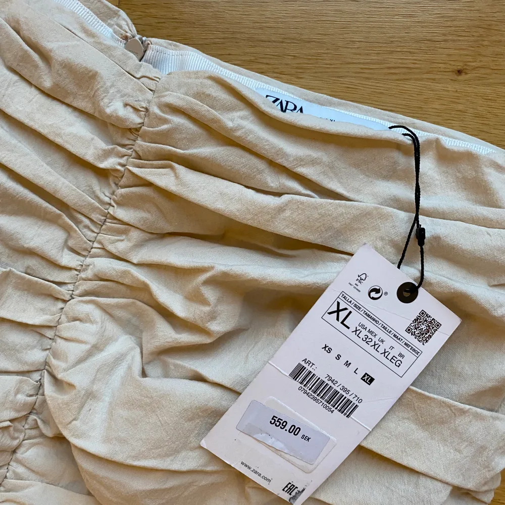 Kjol från Zara i storlek XL, mer som L. Oanvänd.. Kjolar.