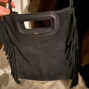Maje väska - Säljer min sjukt fina Maje väska!! Den är sparsamt använd och i mycket bra skick. Nypris: ca 2600kr