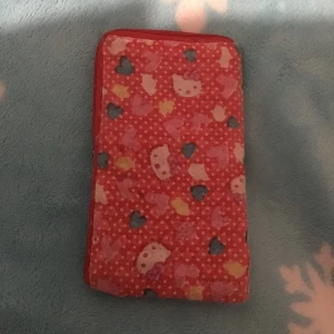 Hello kitty mobilfodral/plånbok - FRAKT: 15kr -går upp lite på kanten (bild 2) men inget jätte märkvärdigt och går att laga enkelt! -rare ! 
