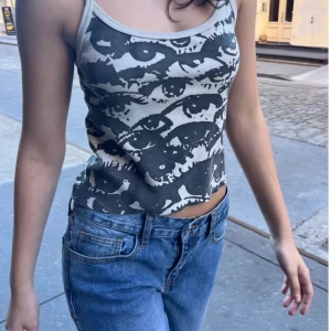 Brandy linne - Säljer denna ”skylar eyes tank” från Brandy Melville, i bra skick :) bilderna är från hemsidan bara att fråga om fler!