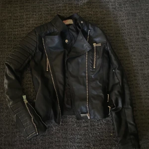 skinn jacka  - skinnjacka stl 36 i jätte fint skick. 100kr vid snabb affär. 💕