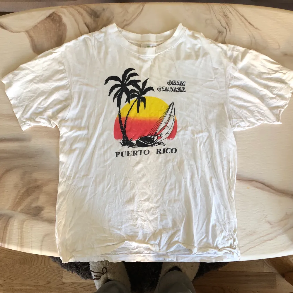 90tals turist T-shirt från Gran Canaria. Väldigt snygg fit och skönt material. Håller i tvätten väl. . T-shirts.