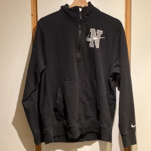 Nike college tröja - Nike halfzip college tröja  Fint skick  Storlek M,köpt på zalando 