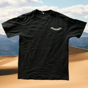 Vagrant Skateboards T-shirt  - Vagrant skateboards T-shirt. Svart med vitt tryck på bröstet. Storlek S/M.